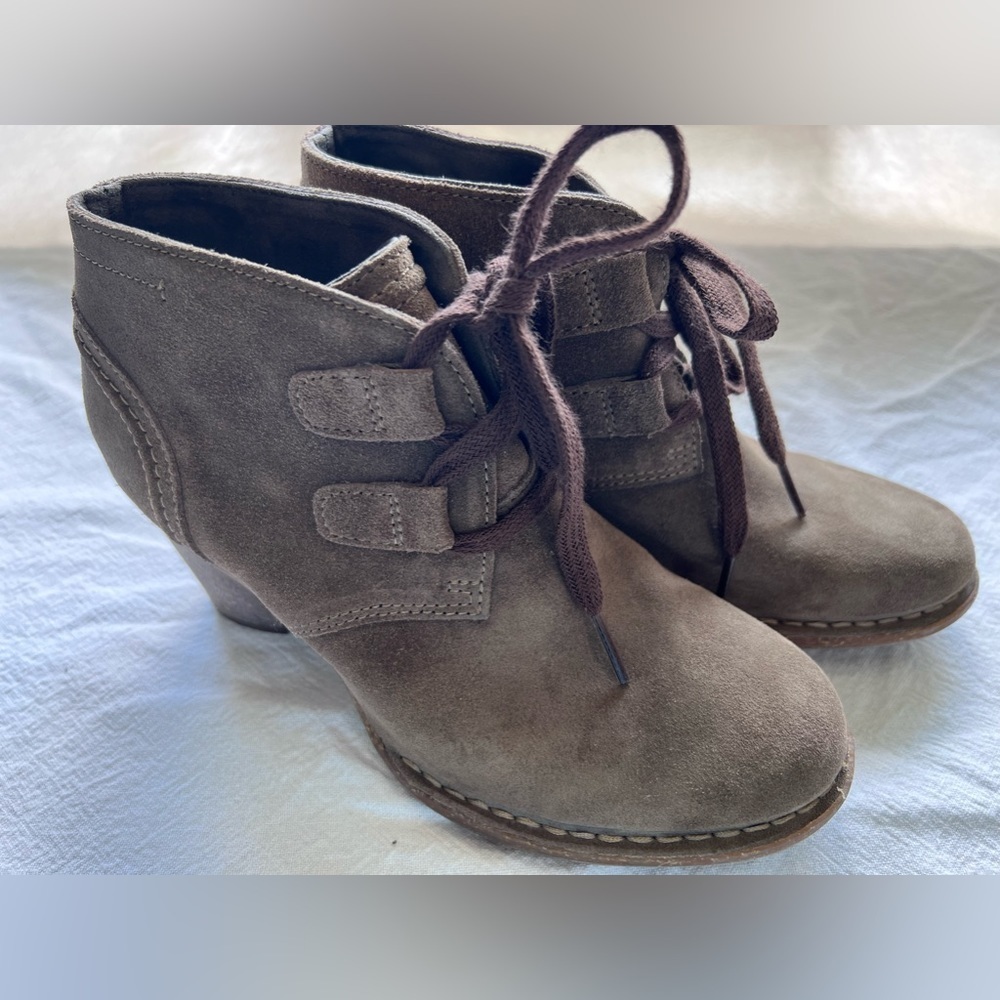 Clarks Size 7 Suede like Heeled Lace Up Booties